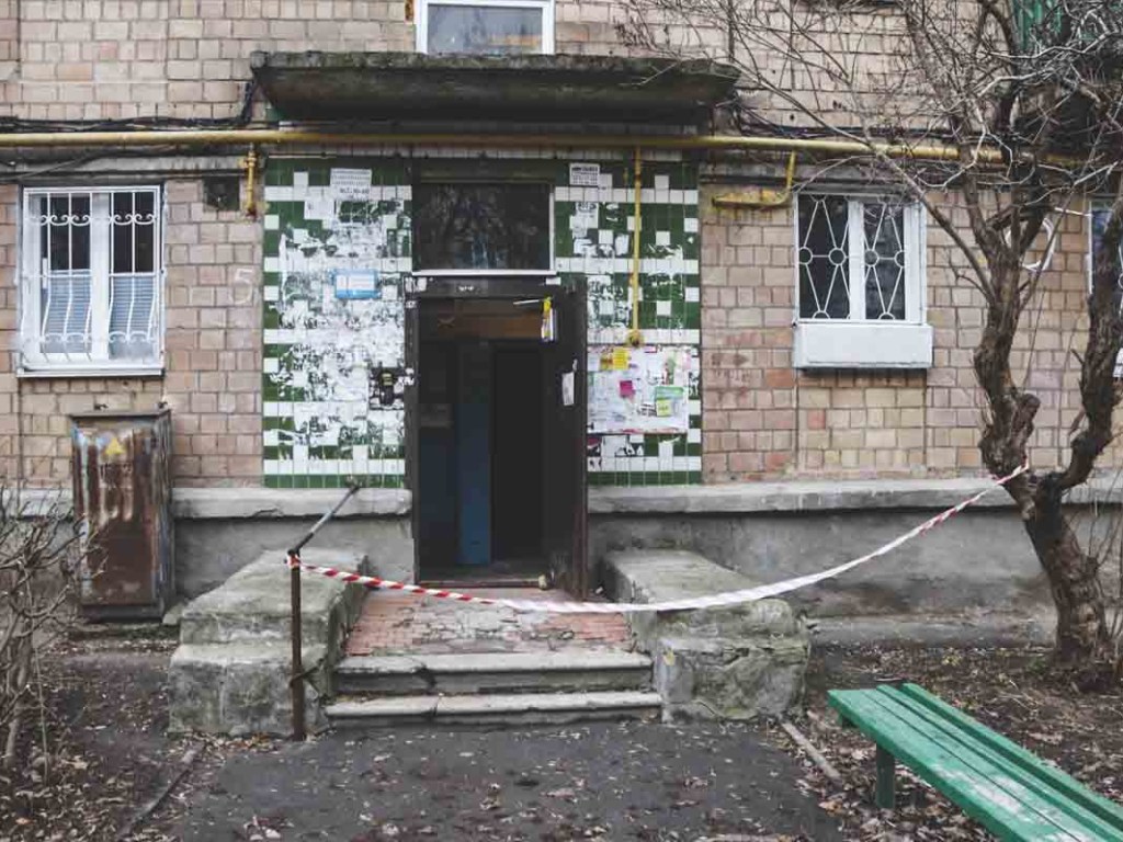 Написали «Вор»: Жителю Киева повесили на дверь гранату (ФОТО, ВИДЕО)
