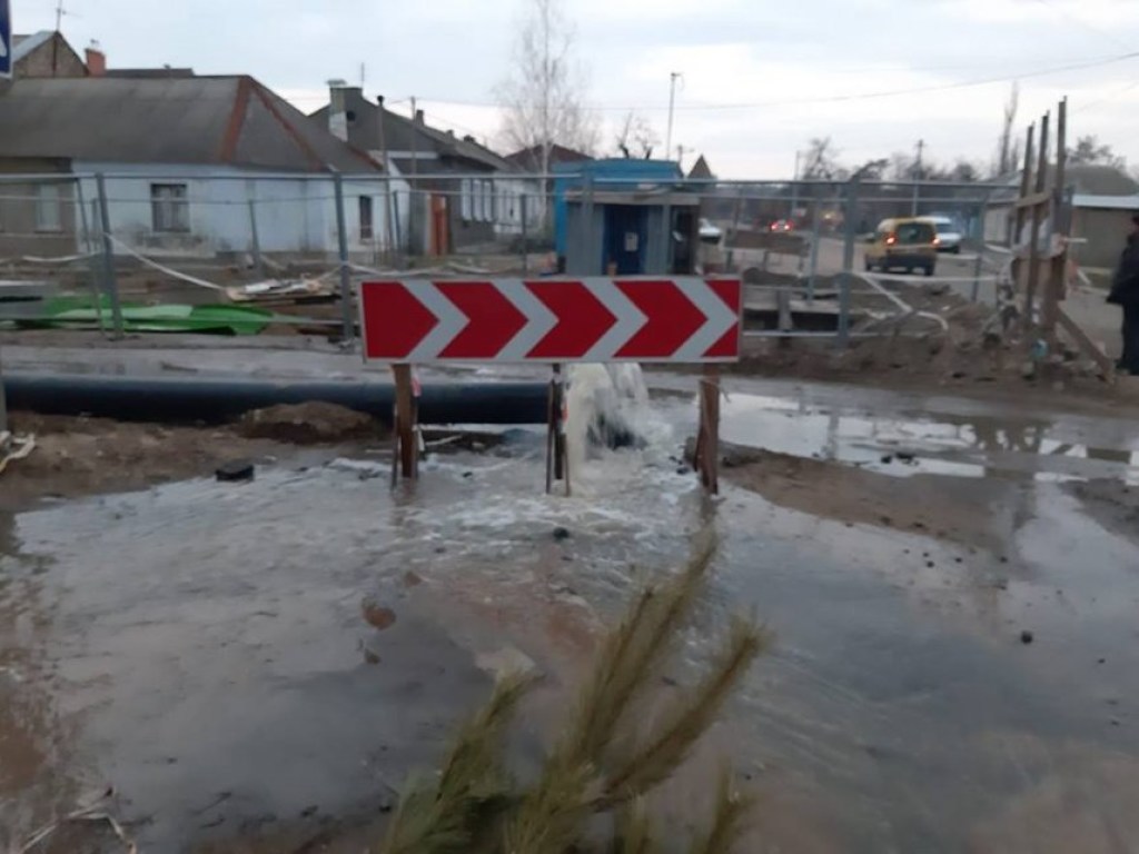 В Николаеве фонтаном хлестала канализация и затопила целую улицу (ФОТО, ВИДЕО)