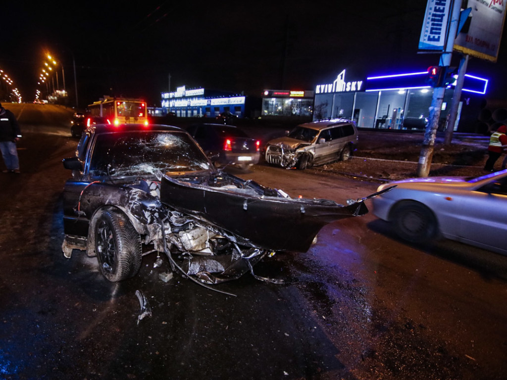 На столичной Оболони столкнулись BMW и Mitsubishi Pajero, водители в больнице (ФОТО, ВИДЕО)
