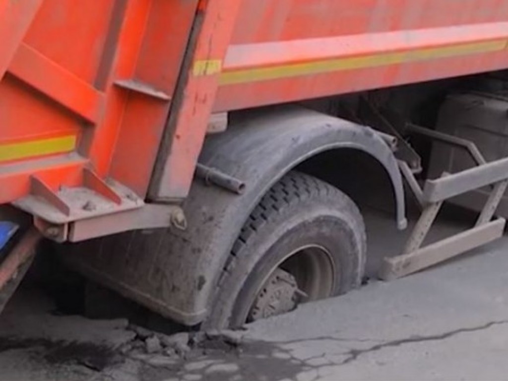 В Ровно мусоровоз продавил асфальт на дороге (ВИДЕО)