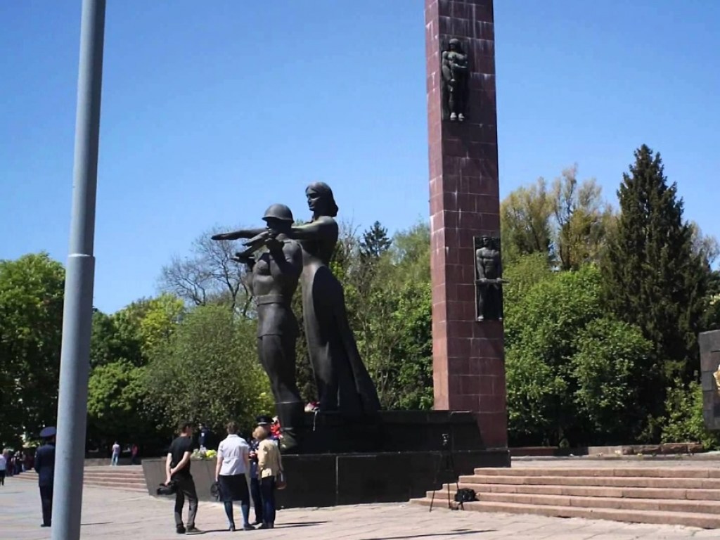 Говорили, что аварийный памятник: Во Львове второй день подряд не могут свалить Монумент славы (ВИДЕО)