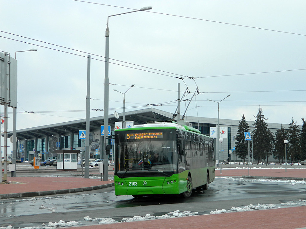 Движение транспорта парализовано: В Харькове пассажир отказался оплачивать проезд и травмировал водителя трамвая