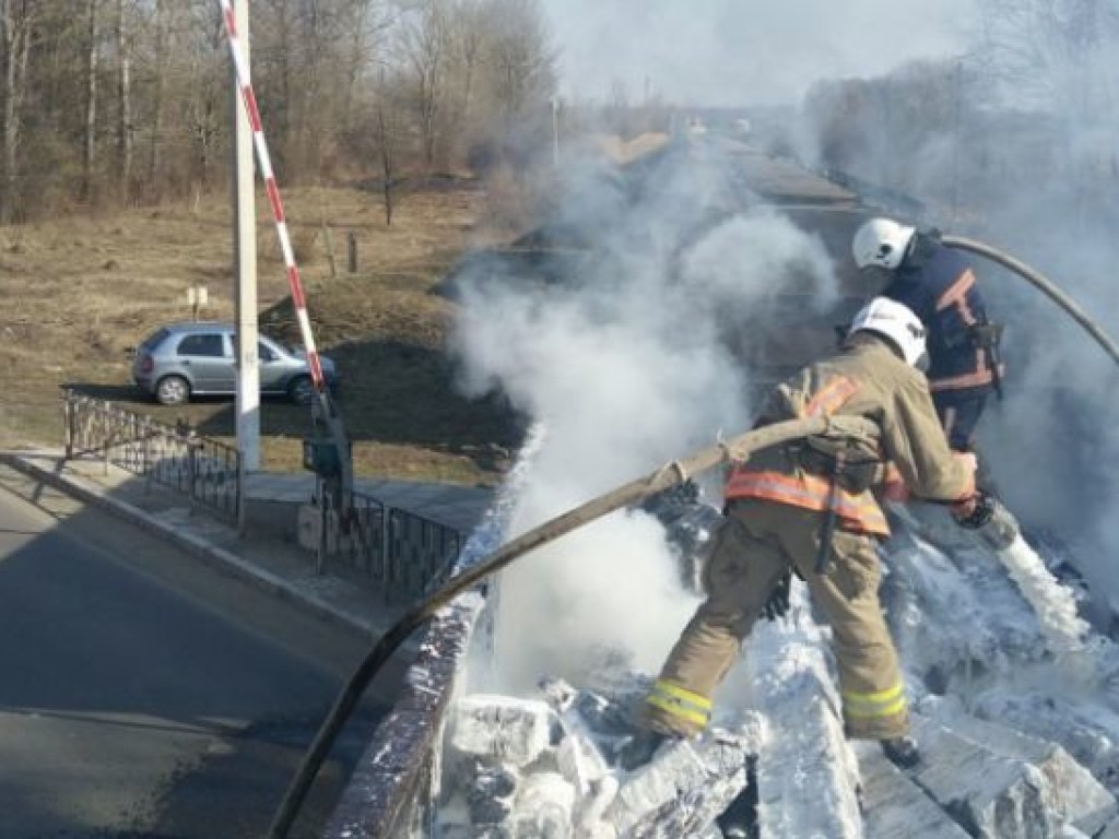 Задымились шпалы: в Ивано-Франковской области во время движения загорелся грузовой поезд (ФОТО)