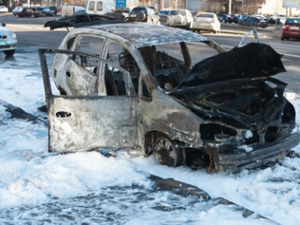 В Киеве на проспекте Маяковского загореля Chevrolet: людей эвакуировали с остановки транспорта (ФОТО)