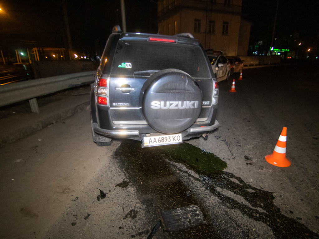 На Харьковском шоссе в Киеве иномарка на бешеной скорости врезалась в отбойник: водитель сбежал (ФОТО)