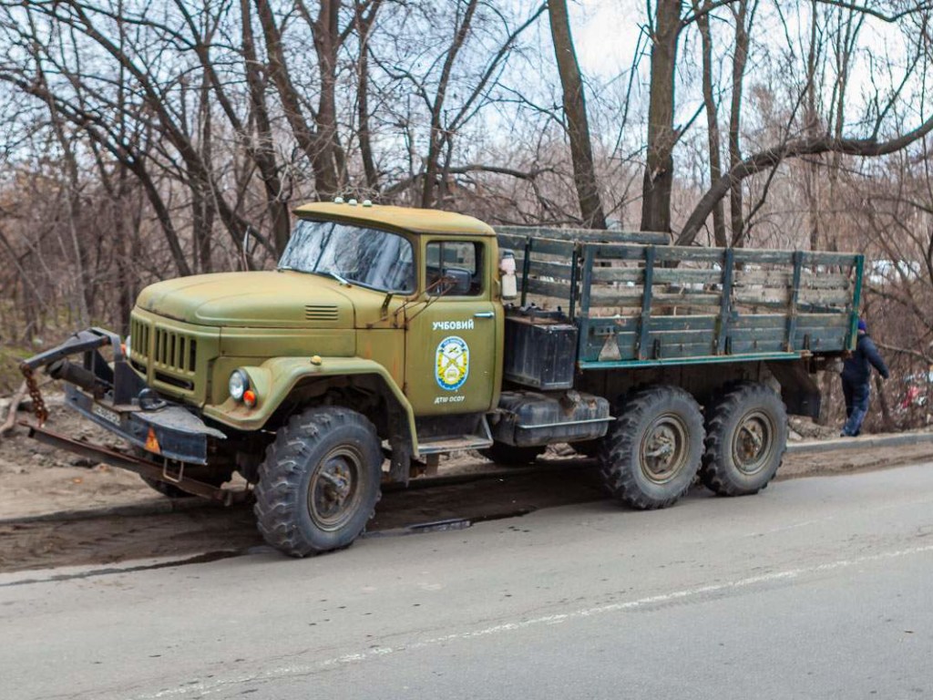 В Днепре произошло лобовое столкновение грузовика с учебным авто (ФОТО)
