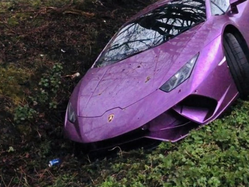 Фиолетовый суперкар Lamborghini за 8 миллионов гривен нашли в канаве (ФОТО)