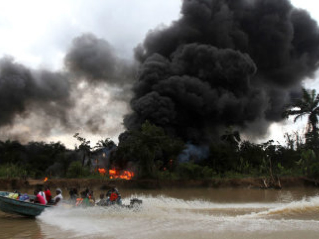 В Нигерии на нефтепроводе произошел взрыв: более 50 человек пропали без вести