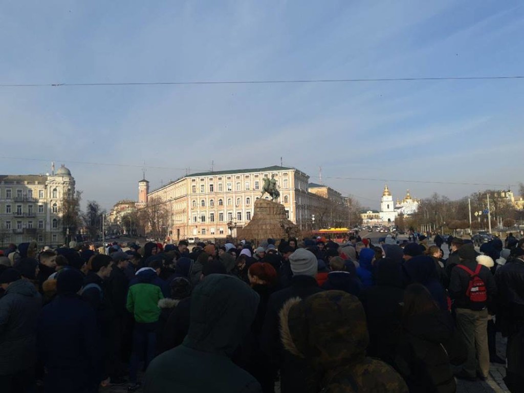 Сеть шокировал фейковый митинг в центре Киева (ФОТО)