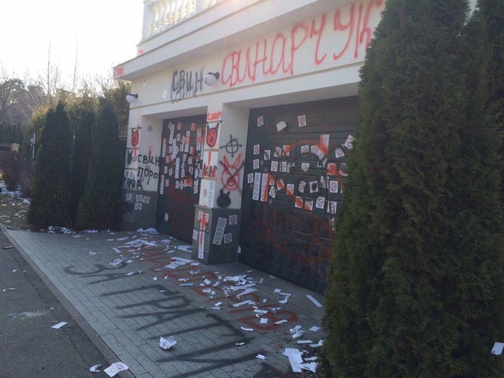 Радикалы изуродовали стену особняка Гладковского (ФОТО)