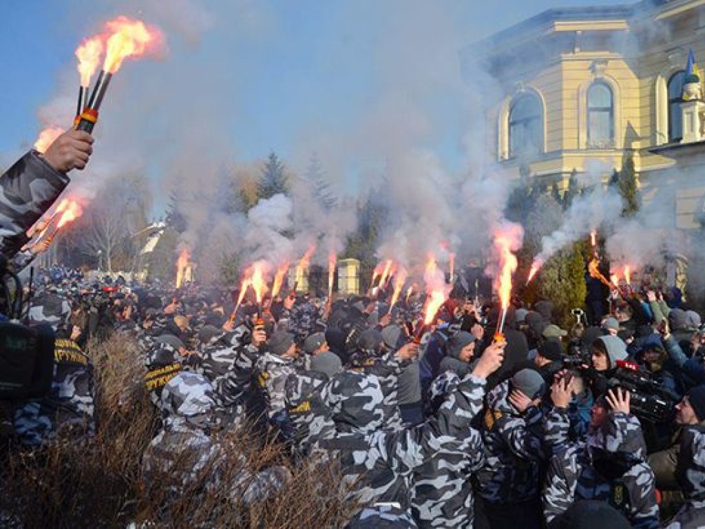 Протест возле дома Гладковских: усадьбу забросали петардами (ФОТО, ВИДЕО)