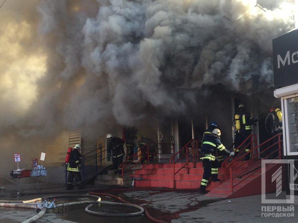 На складах рынка в Кривом Роге произошел мощный пожар из-за «буржуйки»: Огонь ликвидирован (ФОТО)