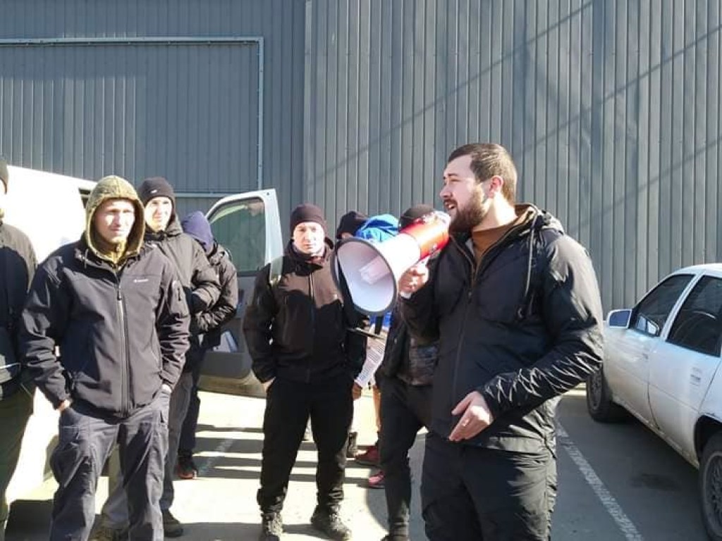 Агрессивные активисты пикетируют дом Гладковского (ФОТО)