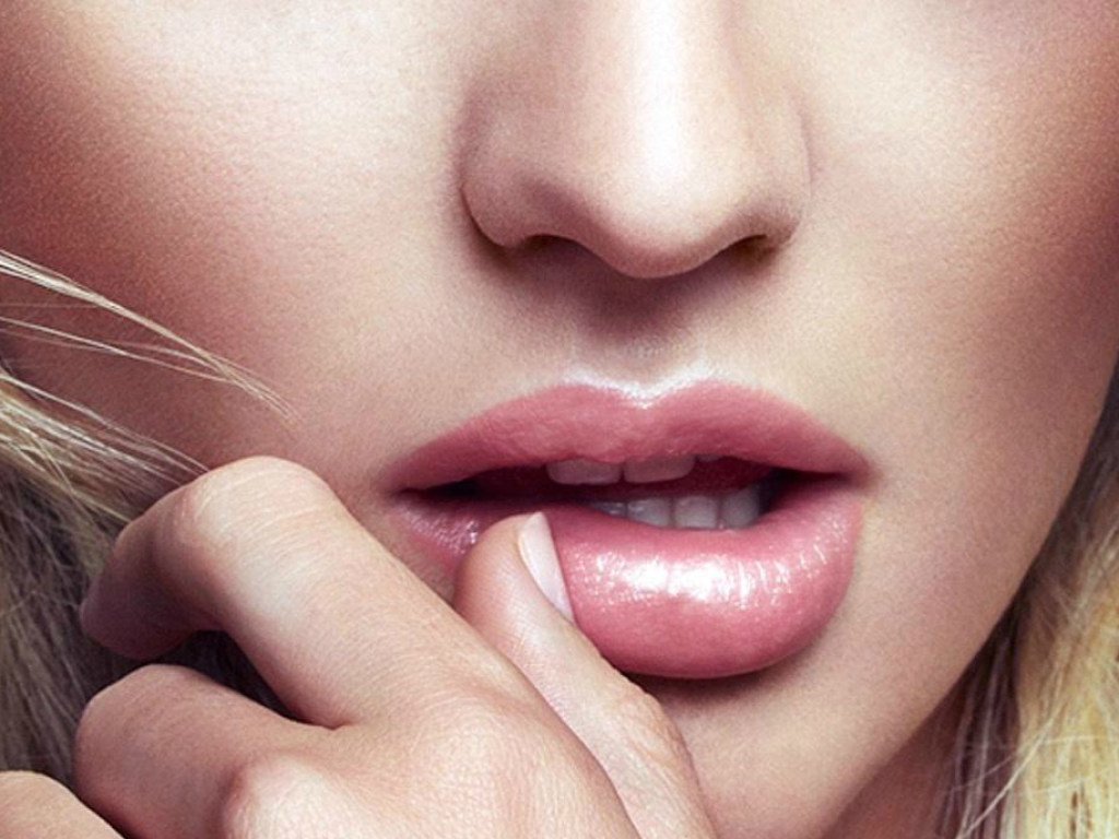Трещинки на губах и языке могут указывать на заболевания печени и почек &#8212; врач