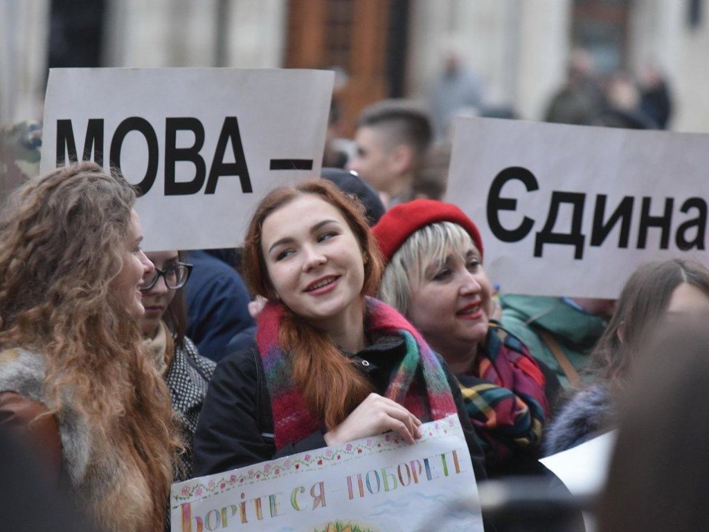 Политолог: Попытки силовым методом укрепить украинский язык &#8212; нелогичны и унижают людей, говорящих на нем