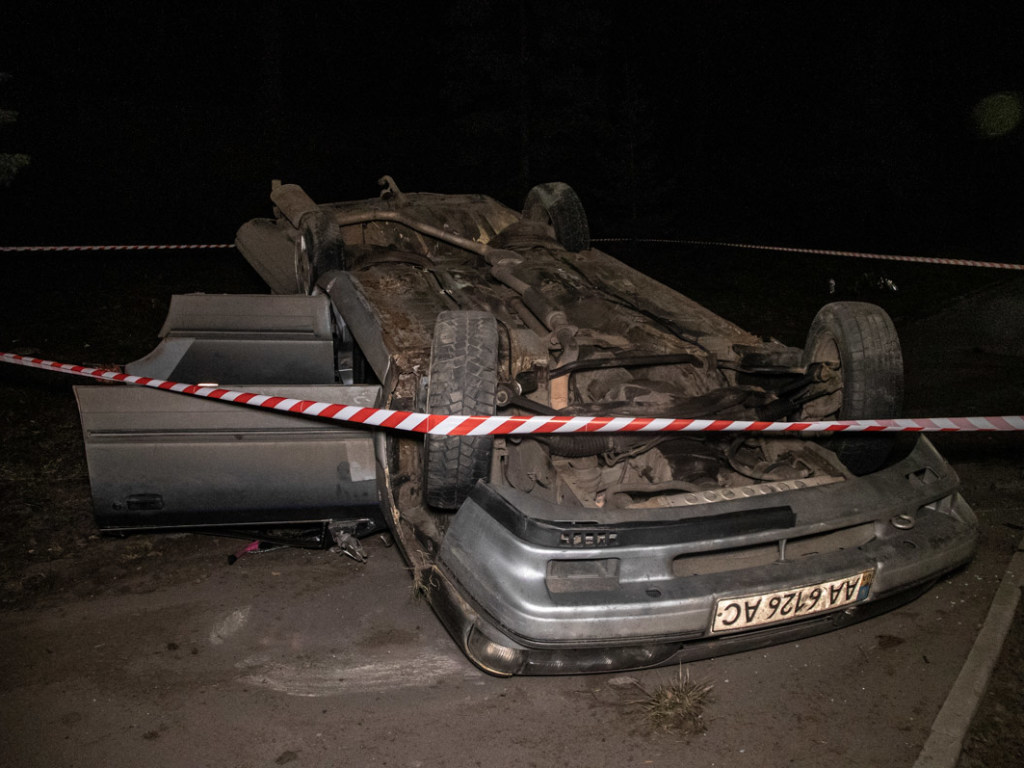 На Набережном шоссе в Киеве перевернулся Ford, есть пострадавшие (ФОТО, ВИДЕО)