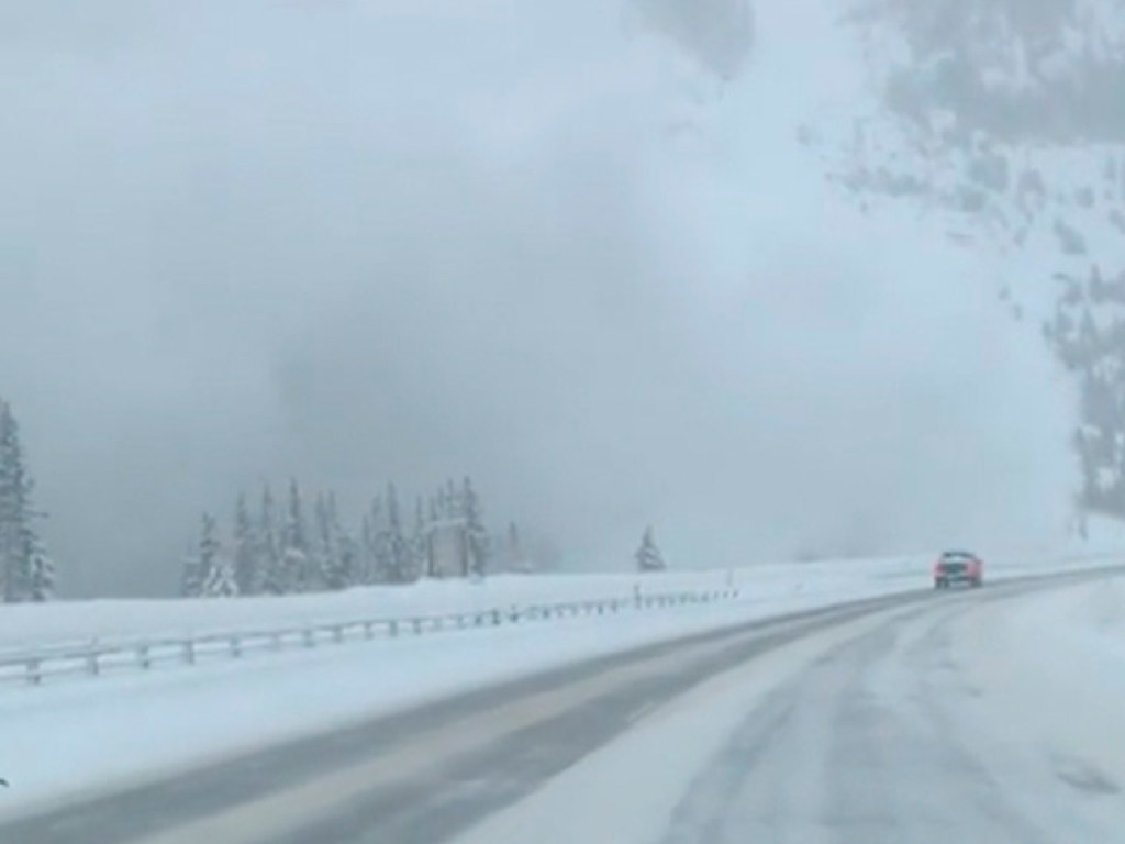Мощная лавина накрыла шоссе в Колорадо (ВИДЕО)