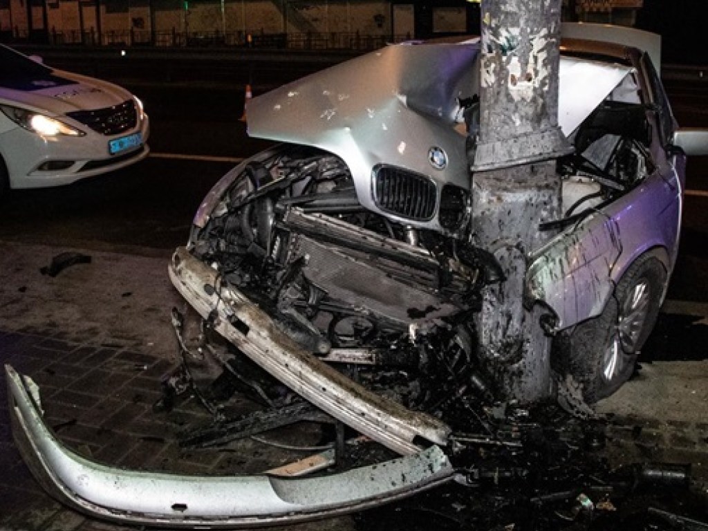 Водитель бросил машину, за руль сел пассажир: в Киеве арабы разбились в ДТП (ФОТО)