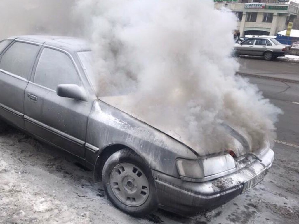 В Вышгороде сгорел автомобиль: огнем повредило соседнюю машину (ВИДЕО)