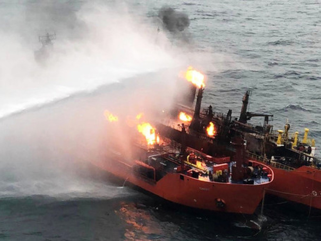 В Черном море потушили пожар на втором российском танкере