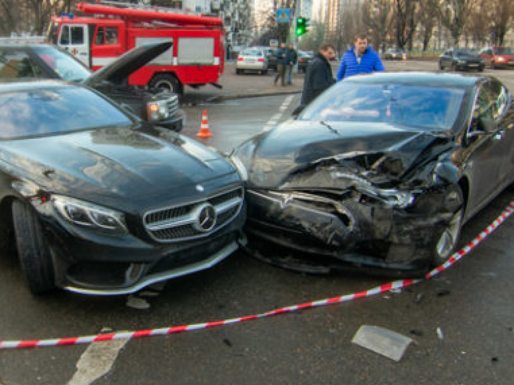 На бульваре Леси Украинки в Киеве Tesla разбила две дорогие иномарки: есть пострадавшие (ФОТО, ВИДЕО)
