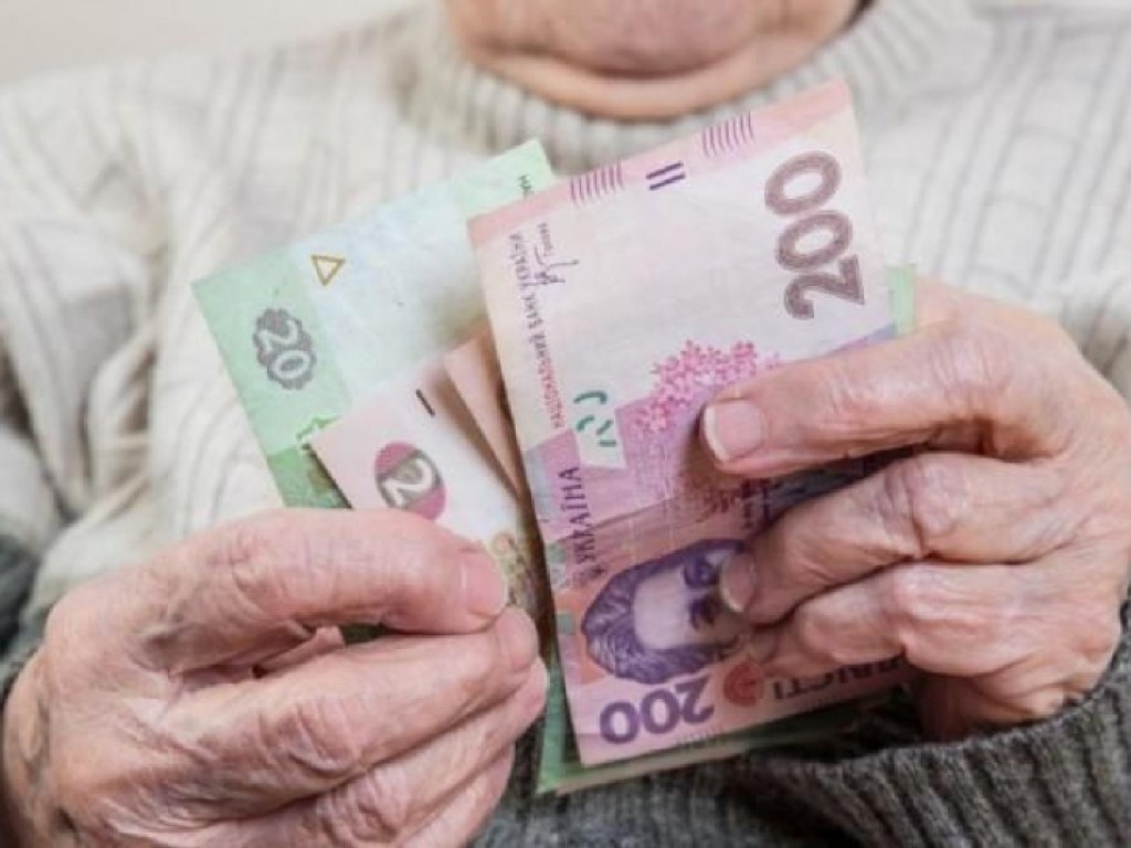 Украинским пенсионерам начали выплачивать субсидии наличными
