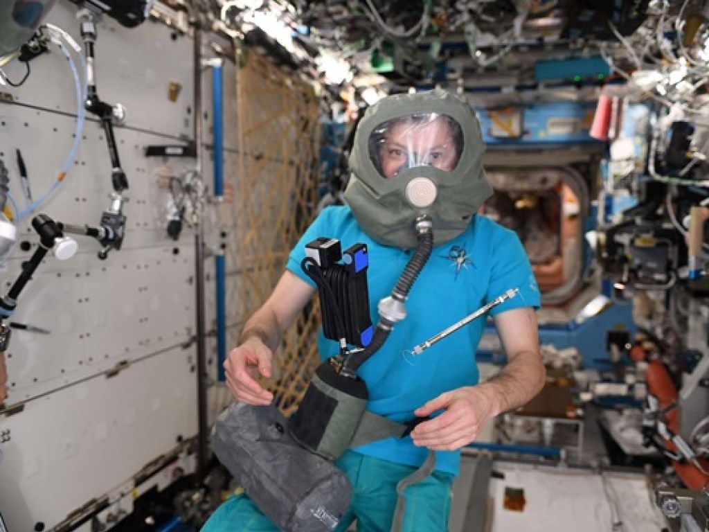 Экипаж МКС в противогазах исследовал корабль Crew Dragon (ФОТО)