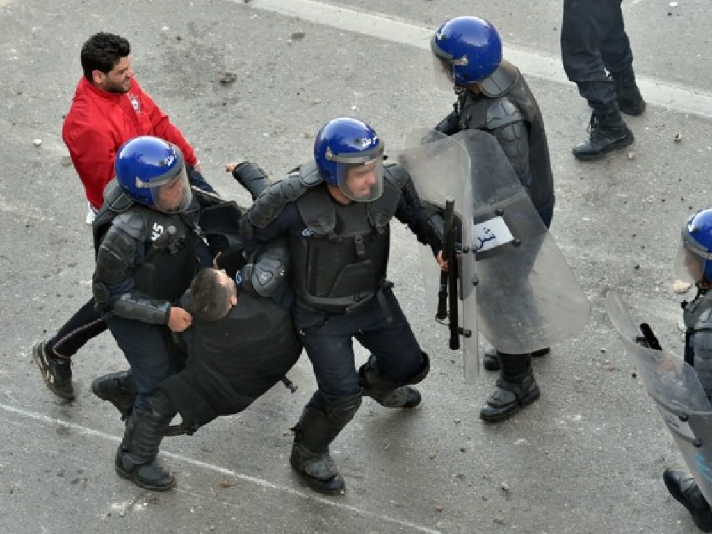 В Алжире начались масштабные протесты: 63 человека пострадали, 45 задержаны полицией (ФОТО)