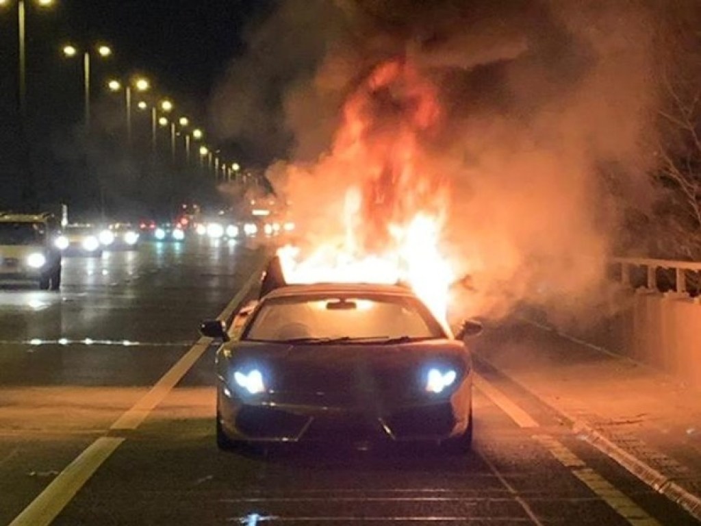 Lamborghini сгорел после обслуживания на 14 тысяч долларов (ФОТО, ВИДЕО)