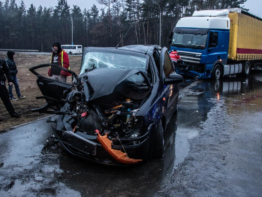 В Киеве столкнулись тягач DAF и Chevrolet: пострадали пятеро пассажиров легковушки (ФОТО, ВИДЕО)