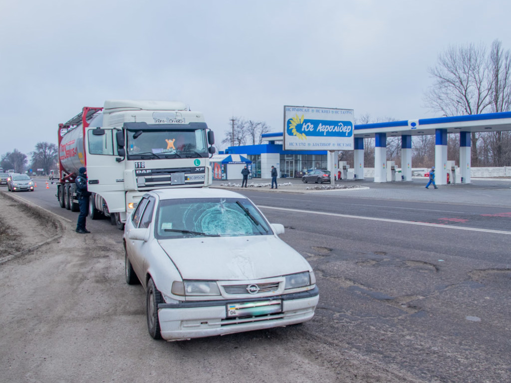 У въезда в Днепр автомобиль Opel сбил женщину на «зебре» (ФОТО, ВИДЕО)