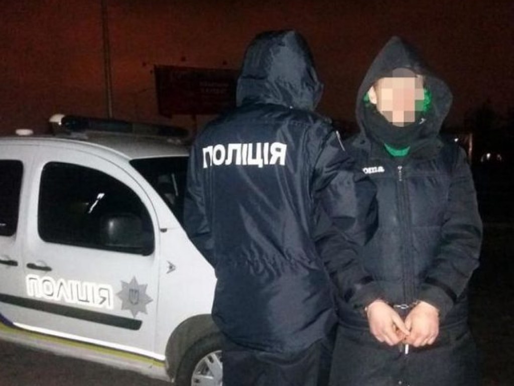 Закапывал наркотики: в Киеве задержали мужчину с тремя пакетами амфетамина (ФОТО)