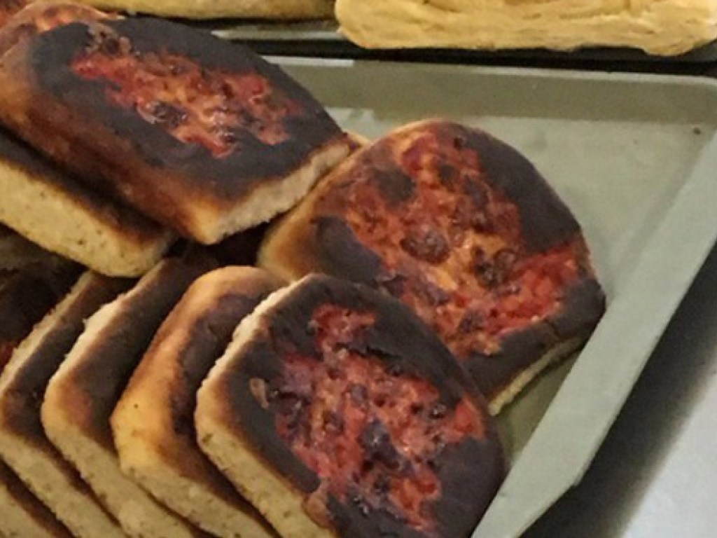 Черная пицца: пользователей Сети шокировала еда в школьной столовой Крыма (ФОТО)