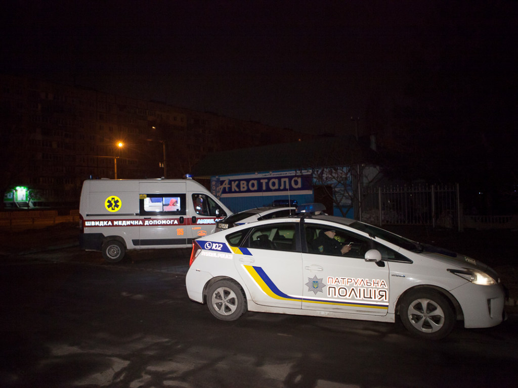 Пьяная девушка-водитель за рулем Mercedes снесла фонарный столб в Днепре (ФОТО, ВИДЕО)