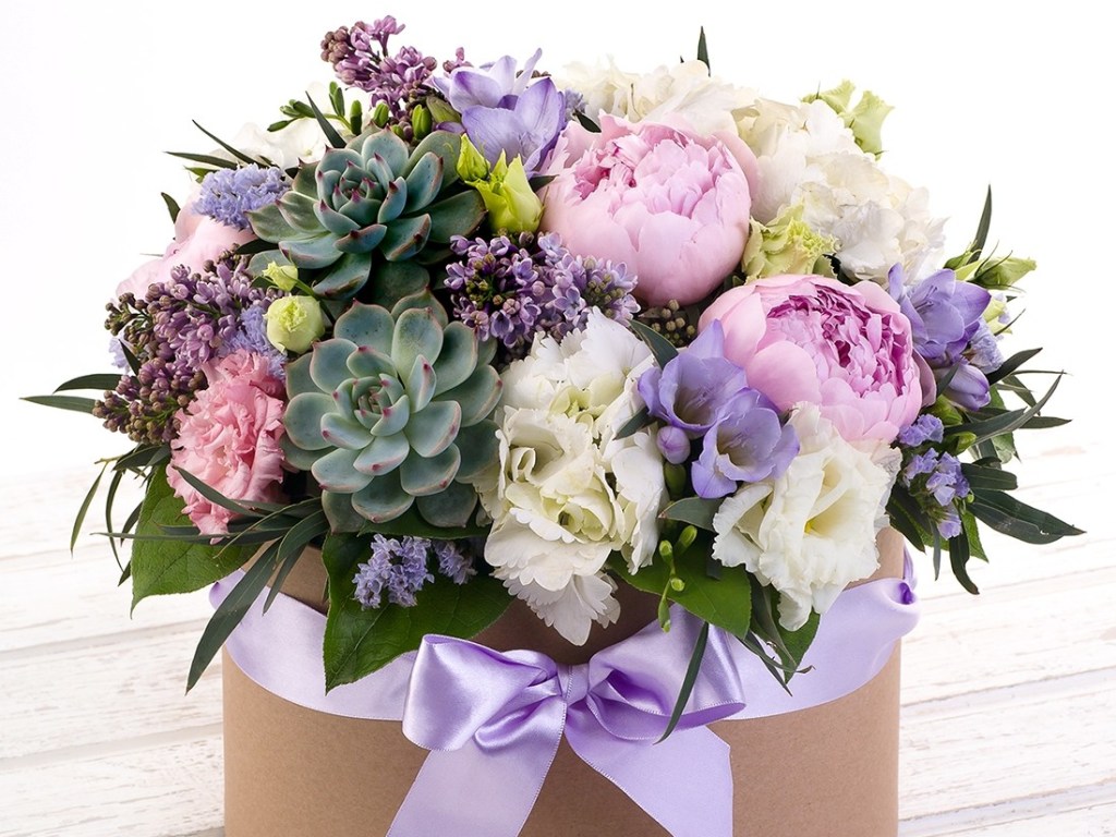 Флорист рассказал, как выбрать на 8 марта свежие цветы, которые долго простоят