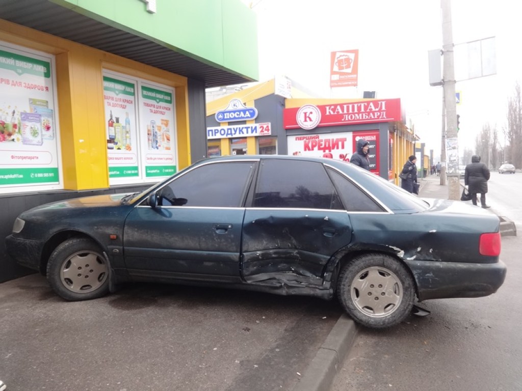 Страшное ДТП в Харькове: Audi вылетел на остановку с людьми (ФОТО)