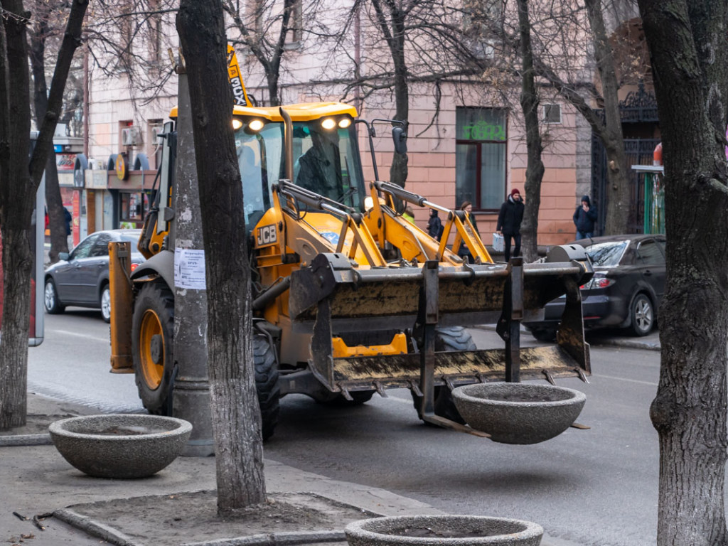 ФОТОФАКТ: К приезду Порошенко в Днепре мыли дороги и деревья