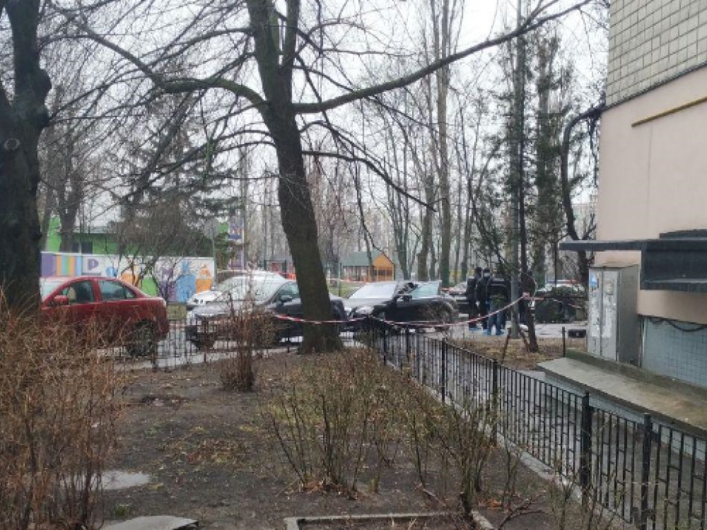 Неизвестные застрелили водителя Mercedes в Днепровском районе столицы (ФОТО)