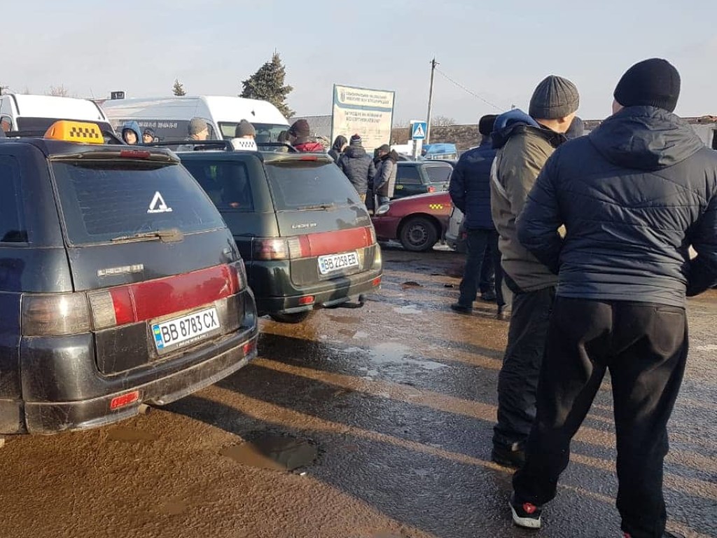 «Зарабатывают на войне»: в Станице Луганской произошли разборки между перевозчиками (ФОТО)