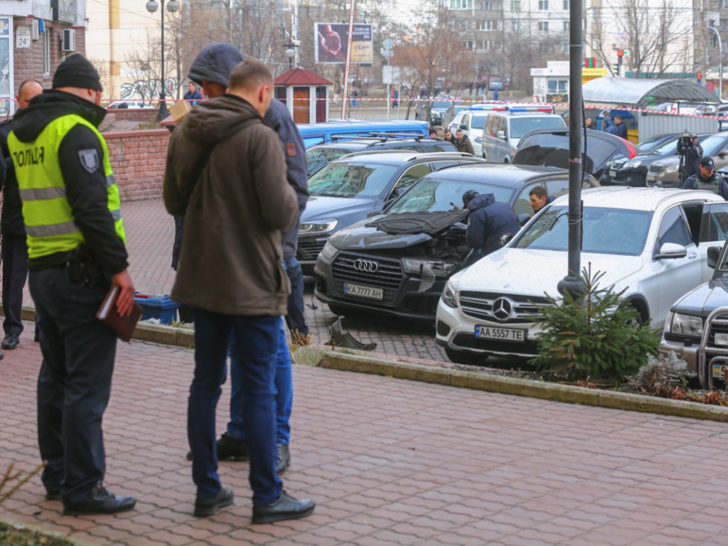 В Сети появились кадры момента взрыва авто на столичной Оболони (ВИДЕО)