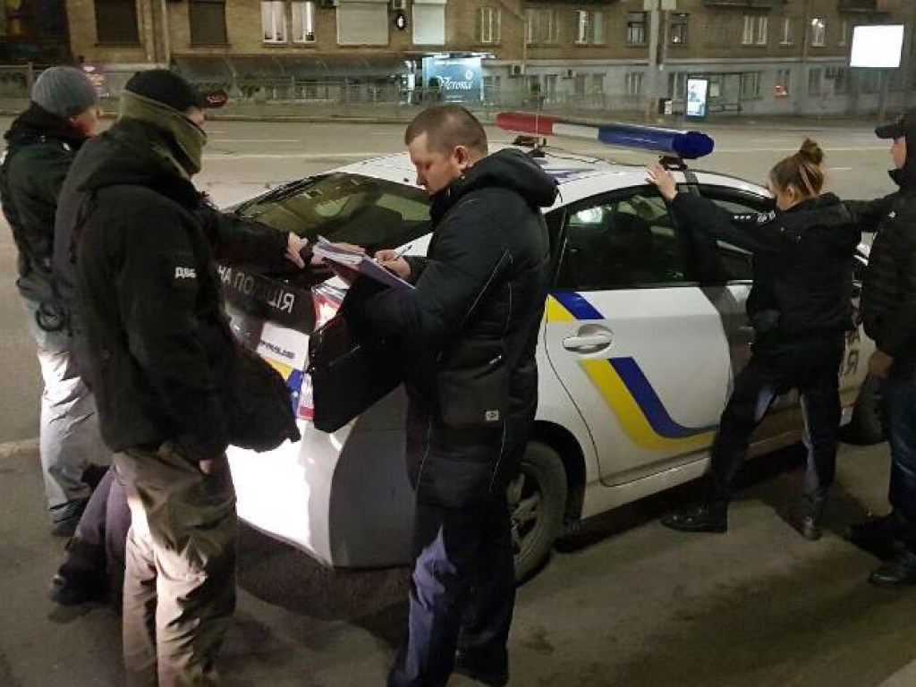 Столичных патрульных задержали при получении взятки от пьяного водителя