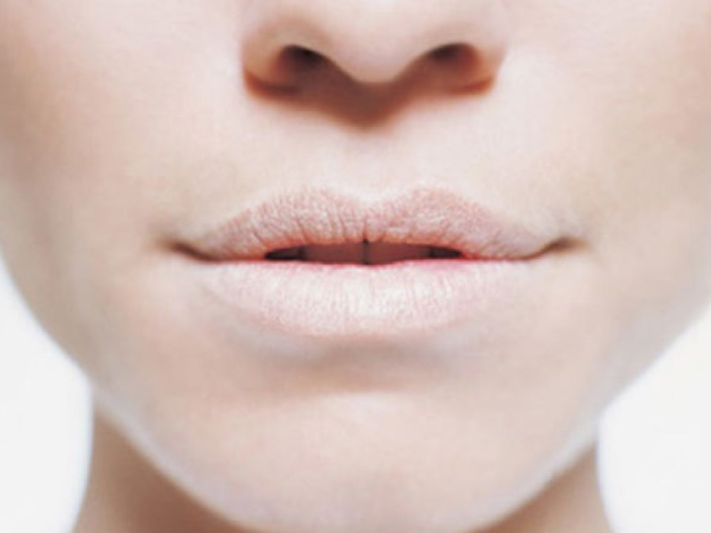 Эксперты рассказали, о чем могут говорить бледные губы