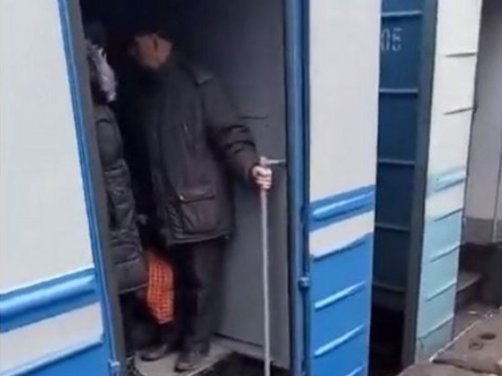 В Сети показали смертельную опасность поездки в украинской электричке (ВИДЕО)