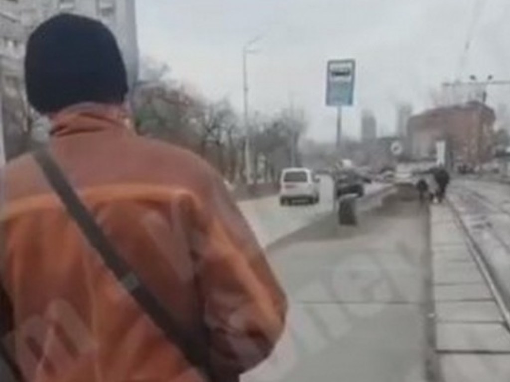 Ограбили пенсионера: В Киеве зафиксировали на видео банду наглых карманников (ВИДЕО)