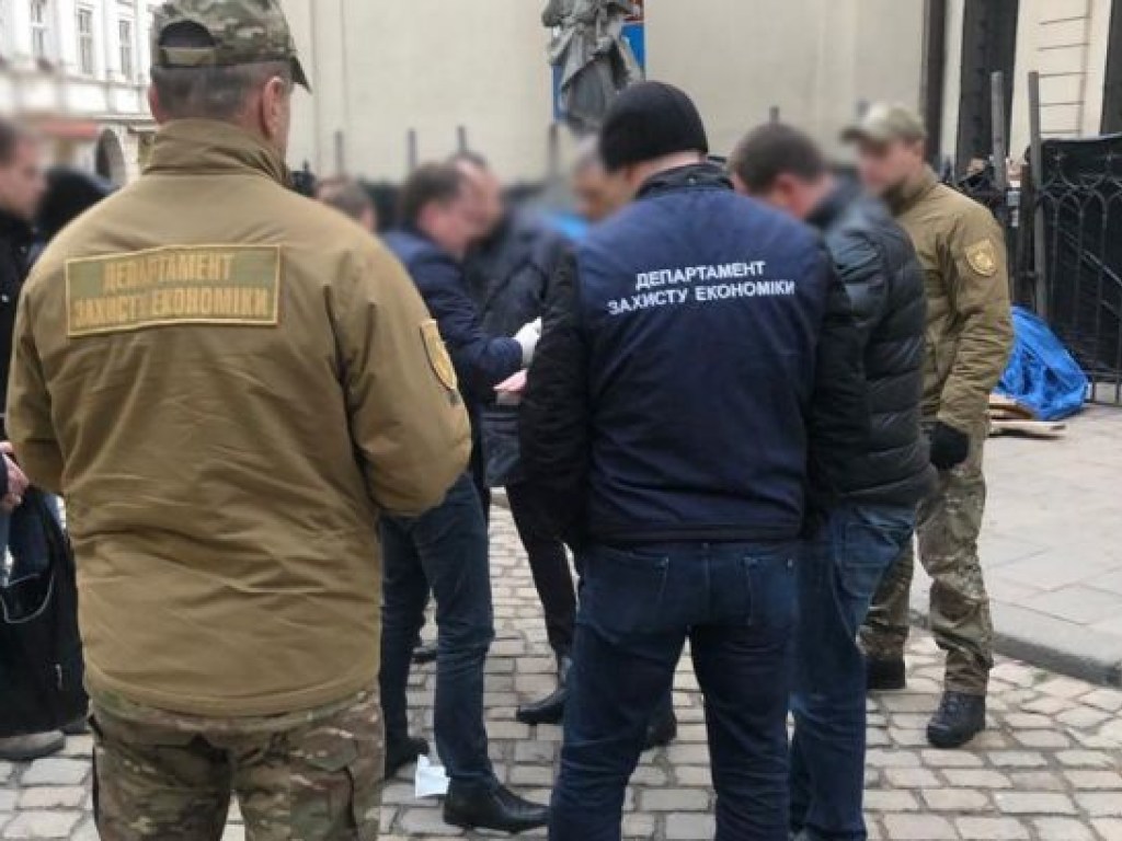 Во Львовском горсовете проходят обыски (ФОТО)
