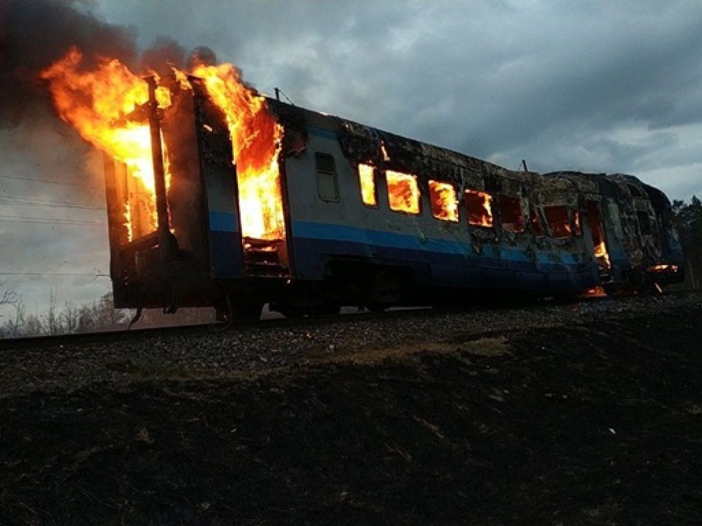 В Ровенской области на ходу загорелся поезд, пассажиров эвакуировали (ФОТО)