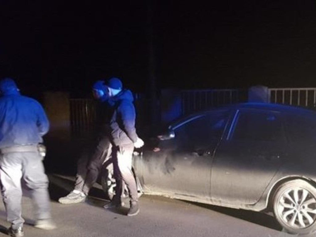 На Закарпатье задержали двух мужчин, которые везли в багажнике связанного человека