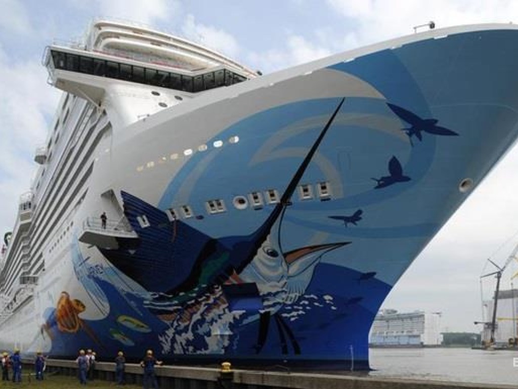 Опасный наклон корабля: из-за сильного ветра пострадали пассажиры лайнера на Багамах (ВИДЕО)