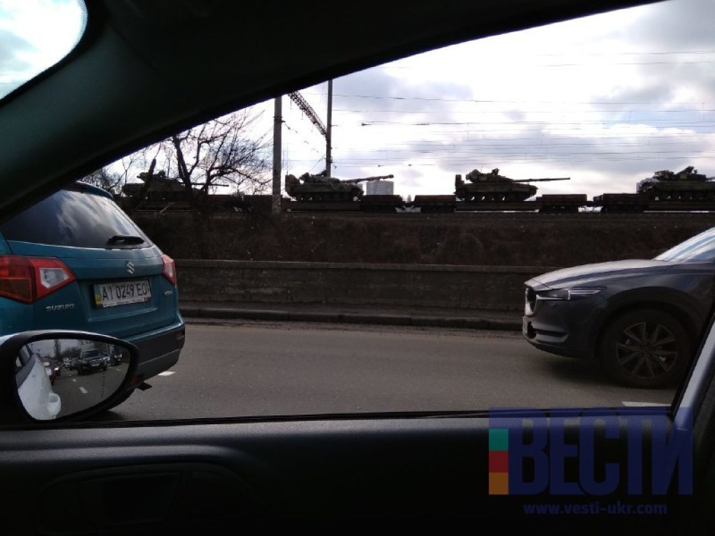 В Киеве на Борщаговке заметили колонну танков