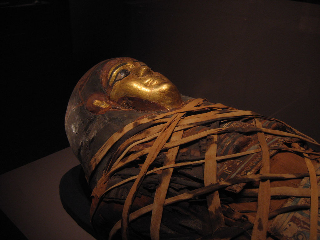 На месте захоронения фараонов в Египте археологи нашли тайник с артефактами (ФОТО)